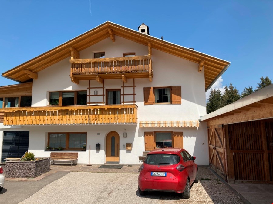 Hausanteil mit Veranda, Terrasse und unverbautem Blick auf die Berge. Hausanteil mit Veranda, Terrasse und unverbautem Blick auf die Berge.