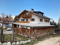 Hausanteil mit Veranda, Terrasse und unverbautem Blick auf die Berge. 3