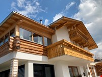 Hausanteil mit Veranda, Terrasse und unverbautem Blick auf die Berge. 2
