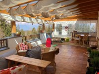 Hausanteil mit Veranda, Terrasse und unverbautem Blick auf die Berge. 5