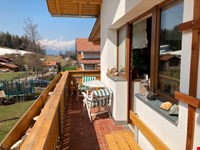 Hausanteil mit Veranda, Terrasse und unverbautem Blick auf die Berge. 7