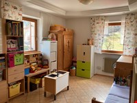 Hausanteil mit Veranda, Terrasse und unverbautem Blick auf die Berge. 9