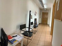Praktisches und hochwertiges Büro oder Praxis in Auer zu vermieten. 2