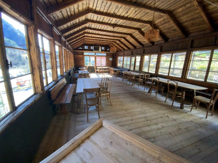 Restaurant mit 2 Wohnungen zu verkaufen
