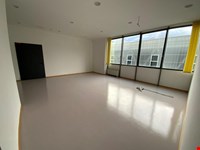 Ein prestigevolles, sonniges Großraumbüro zu verkaufen 7