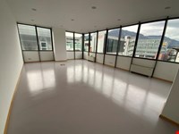 Ein prestigevolles, sonniges Großraumbüro zu verkaufen 3