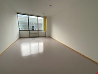 Ein prestigevolles, sonniges Großraumbüro zu verkaufen 4