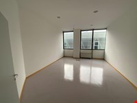 Ein prestigevolles, sonniges Großraumbüro zu verkaufen 5