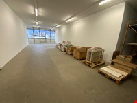 Ein prestigevolles, sonniges Großraumbüro zu verkaufen 10