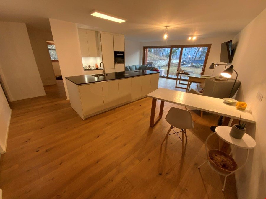Kreative Fünfzimmerwohnung mit idyllischem Garten zu verkaufen.