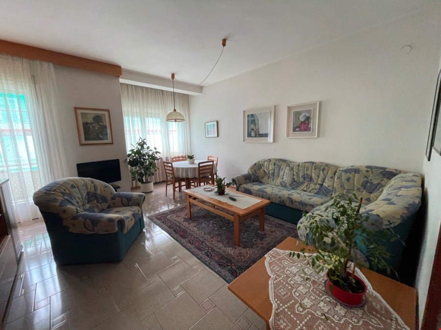 Wunderschöne grosse Wohnung im vorletzten Stock Wunderschöne grosse Wohnung im vorletzten Stock