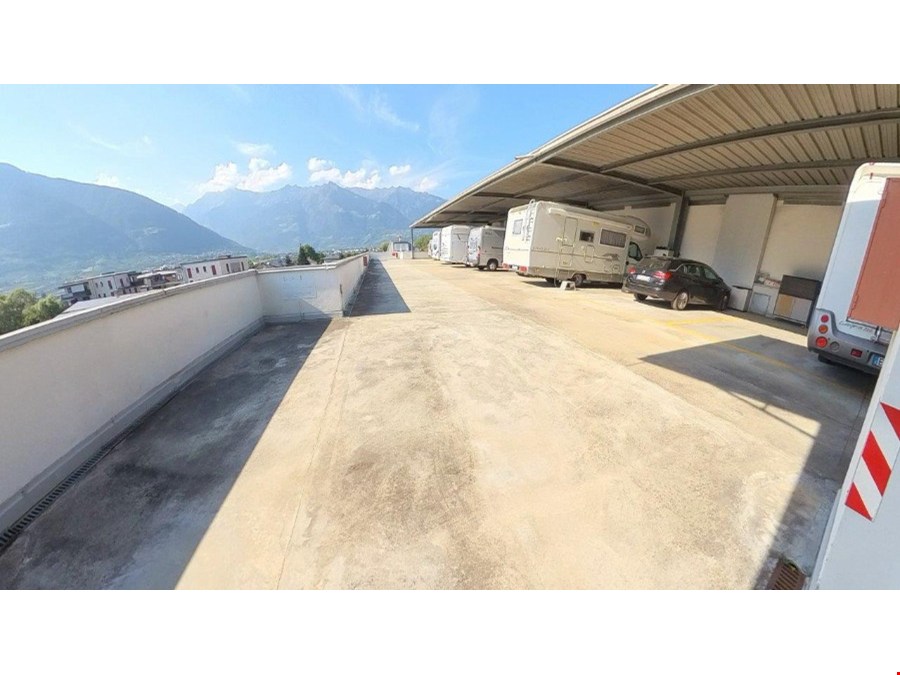 Überdachter Camper-Stellplatz südlich von Meran Überdachter Camper-Stellplatz südlich von Meran