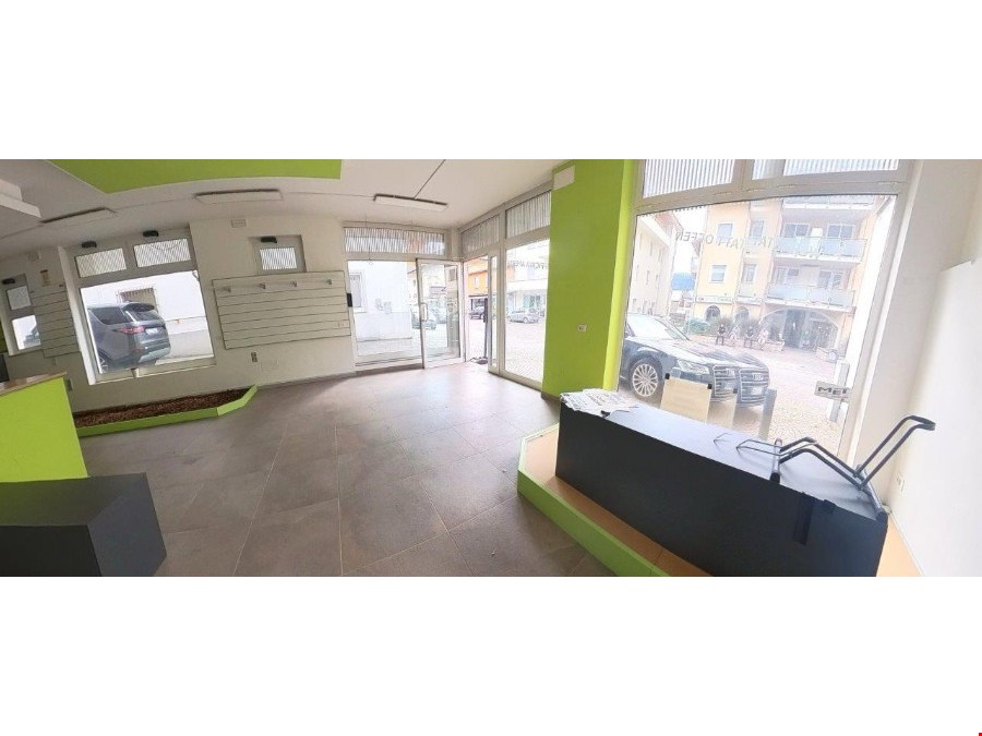 Gewerbelokal mit Magazin und Parkplatz in Leifers zu vermieten