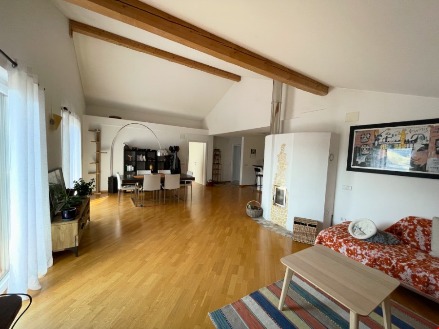 Gepflegte vollmöblierte 3-Zimmerwoh. mit Panoramabalkon u. Parkplätzen