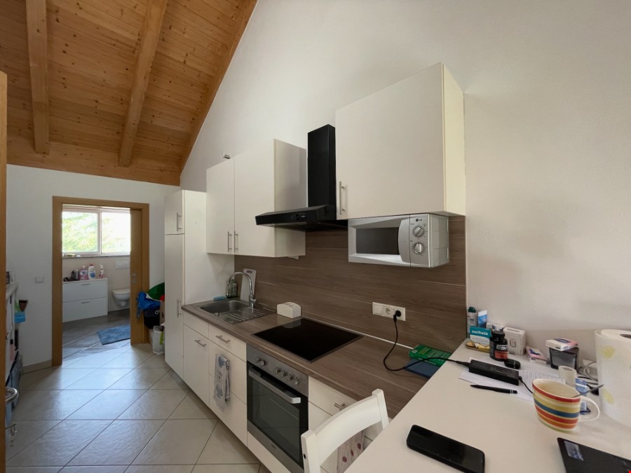 Teilmöblierte Einzimmerwohnung im 2. Stock mit Parkplatz zu vermieten