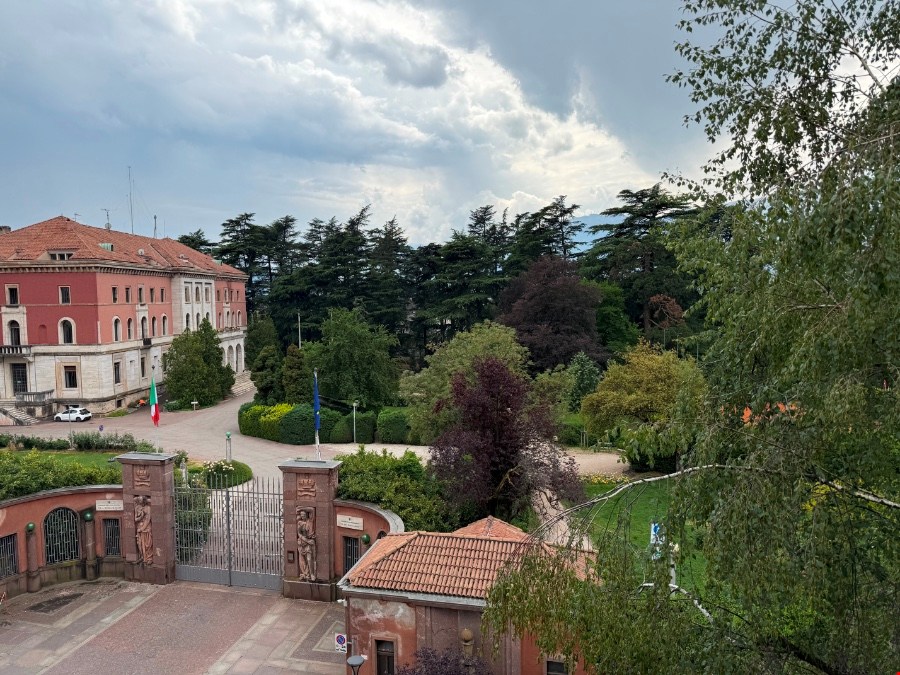 REPRÄSENTATIVES PENTHOUSE MIT PARKBLICK – NÄHE PALAZZO DUCAL