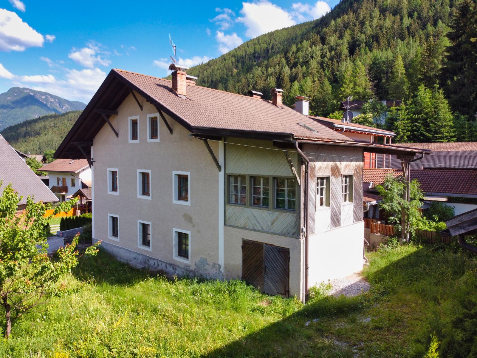 Mehrfamilienhaus in bester Dorflage 2
