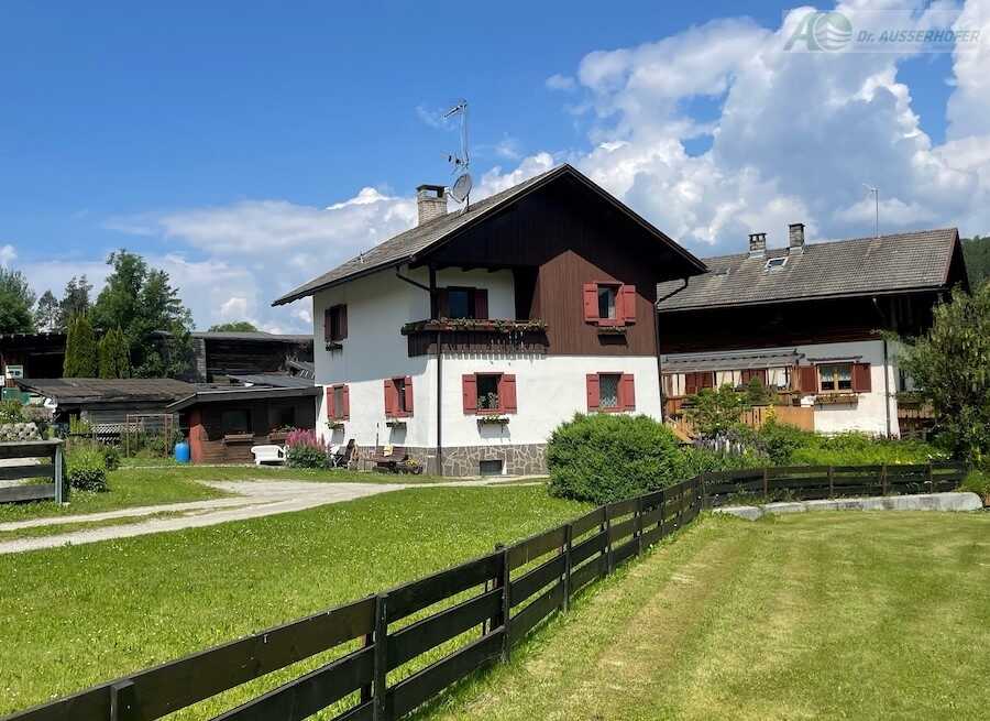 Alleinstehendes Haus mit großem Garten und Blick auf den Kronplatz 3