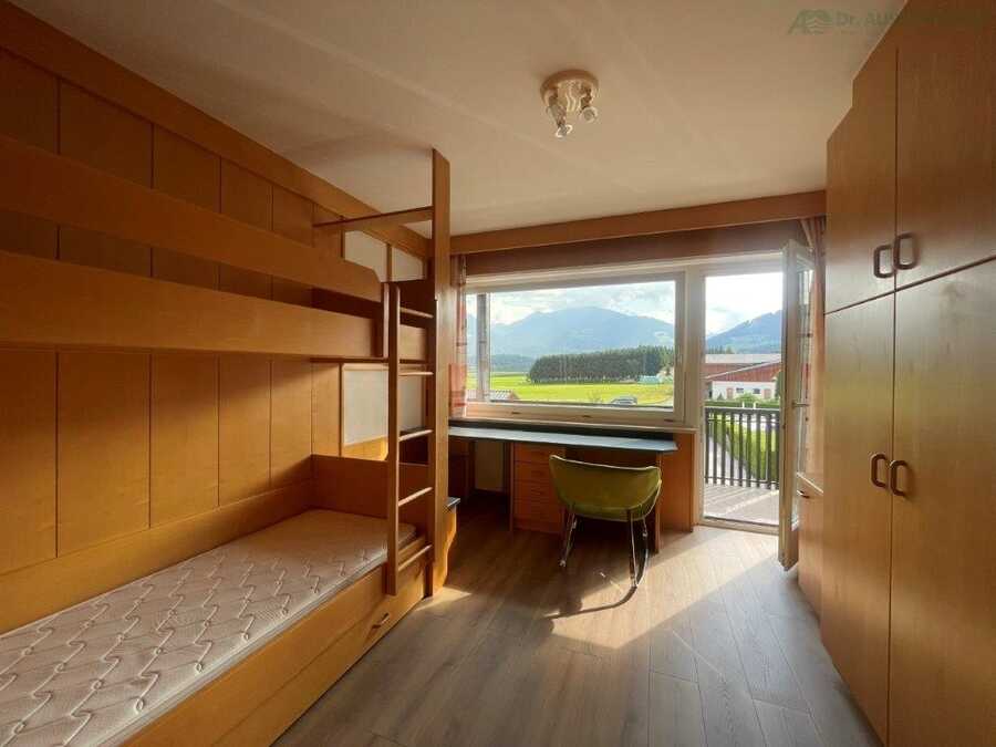 Helle und großzügige Wohnung in zentraler Lage von Reischach 9
