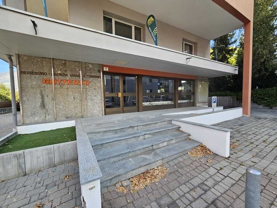 Büro/Studio/Ambulatorium/Geschäftslokal mit großer Fensterfront und