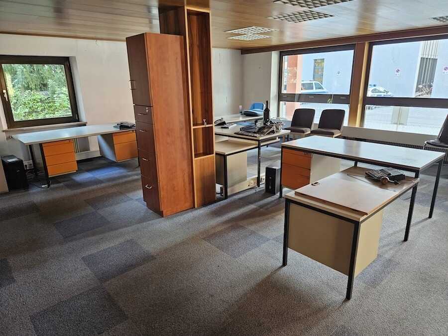 Büro/Studio/Ambulatorium/Geschäftslokal mit großer Fensterfront und 3