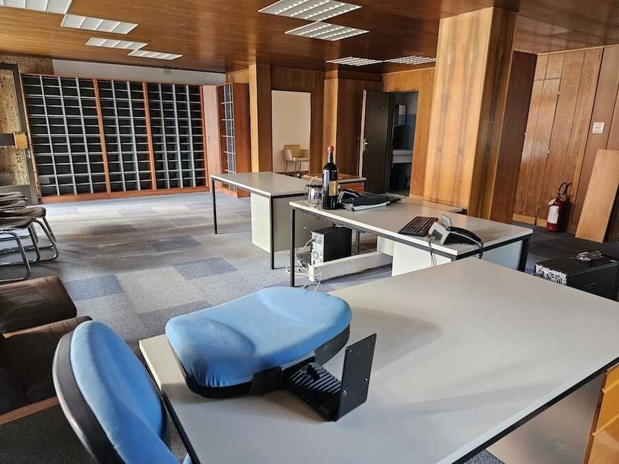 Büro/Studio/Ambulatorium/Geschäftslokal mit großer Fensterfront und 4