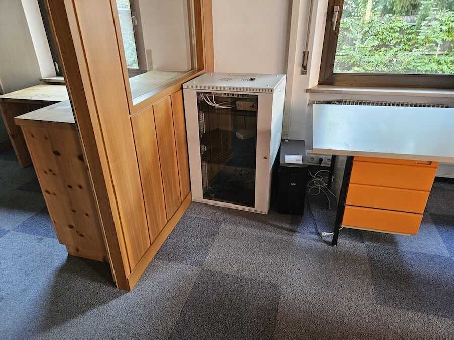 Büro/Studio/Ambulatorium/Geschäftslokal mit großer Fensterfront und 5