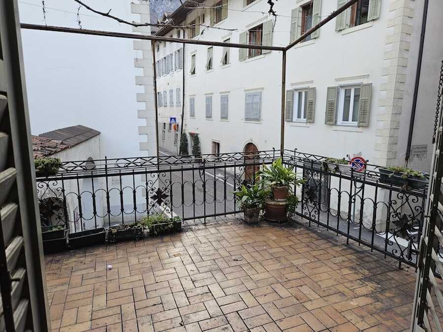 Große, renovierungsbedürftige Wohung in denkmalgeschützen Gebäude  2