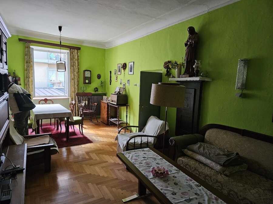 Große, renovierungsbedürftige Wohung in denkmalgeschützen Gebäude  3