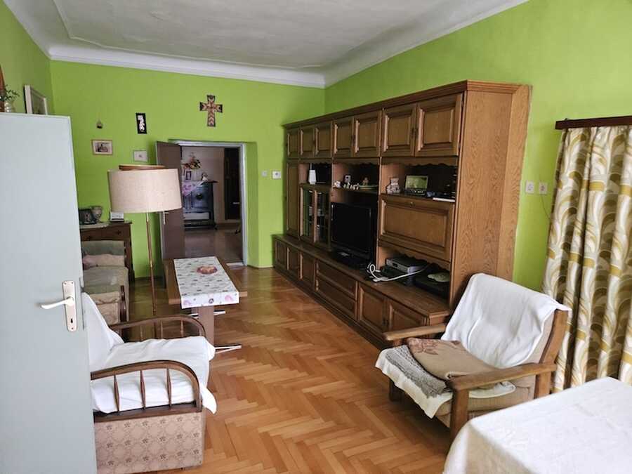 Große, renovierungsbedürftige Wohung in denkmalgeschützen Gebäude  4