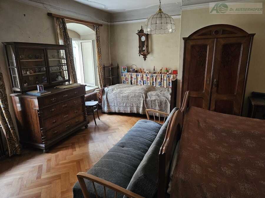 Große, renovierungsbedürftige Wohung in denkmalgeschützen Gebäude  9