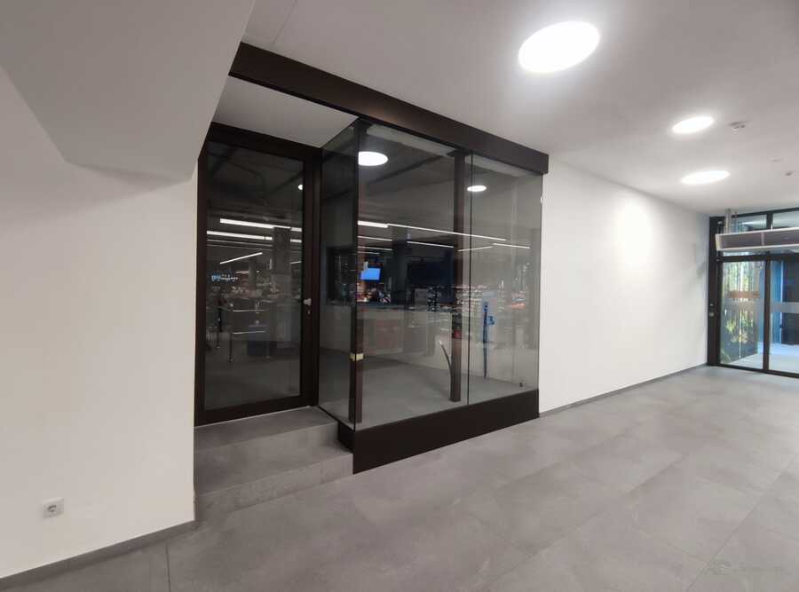 Kleines Geschäftslokal in der "Raiffeisen Passage" im Zentrum von Bru