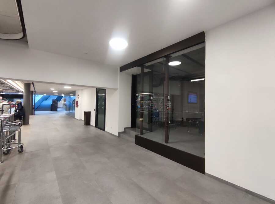 Kleines Geschäftslokal in der "Raiffeisen Passage" im Zentrum von Bru 2