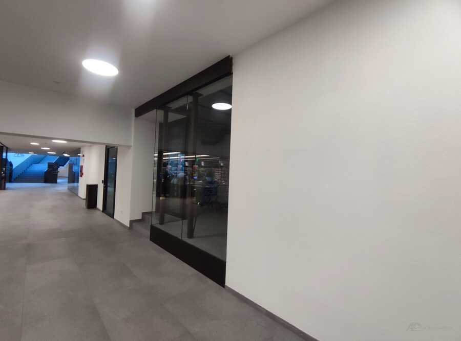 Kleines Geschäftslokal in der "Raiffeisen Passage" im Zentrum von Bru 3