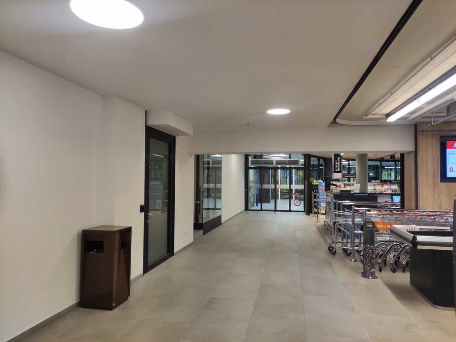Kleines Geschäftslokal in der "Raiffeisen Passage" im Zentrum von Bru 4