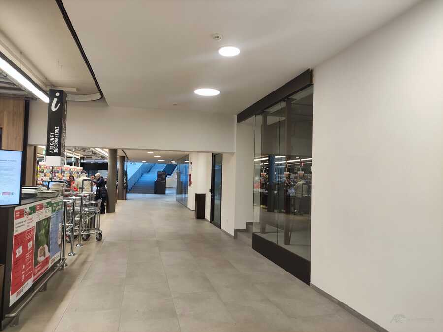 Kleines Geschäftslokal in der "Raiffeisen Passage" im Zentrum von Bru 5