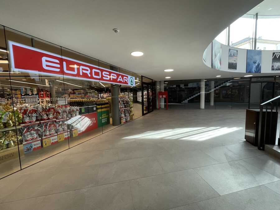 Kleines Geschäftslokal in der "Raiffeisen Passage" im Zentrum von Bru 6