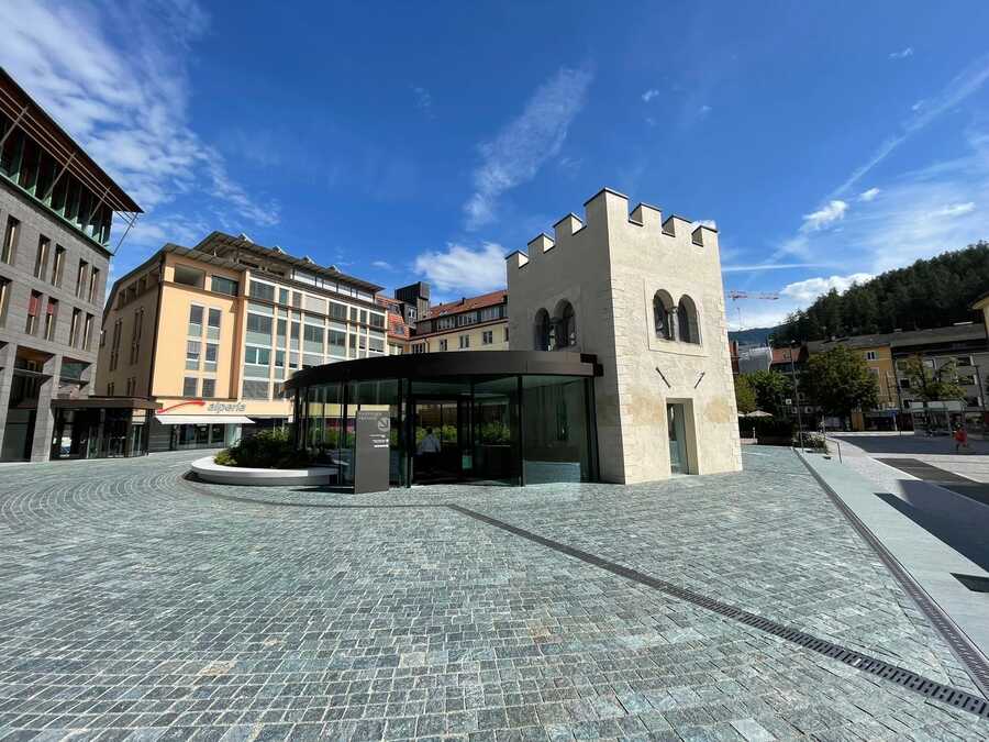 Kleines Geschäftslokal in der "Raiffeisen Passage" im Zentrum von Bru 7