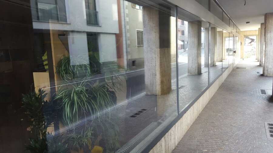 Latsch - Großes Geschäftslokal in zentraler Lage zu vermieten