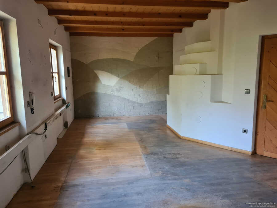 geräumige Halle mit zum Teil überdachten Hofraum, Büroräume und gr 3