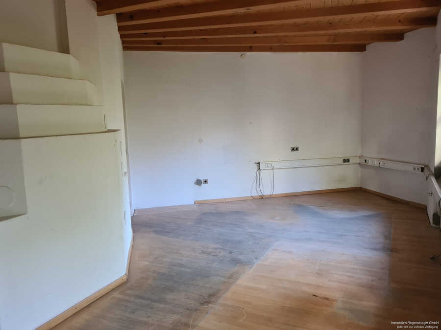 geräumige Halle mit zum Teil überdachten Hofraum, Büroräume und gr 4