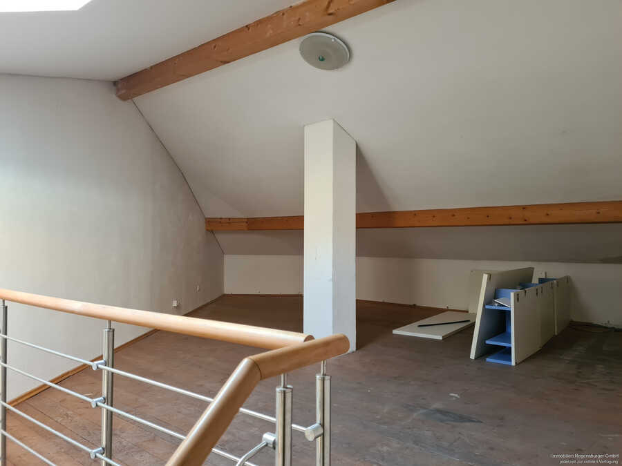 geräumige Halle mit zum Teil überdachten Hofraum, Büroräume und gr 5