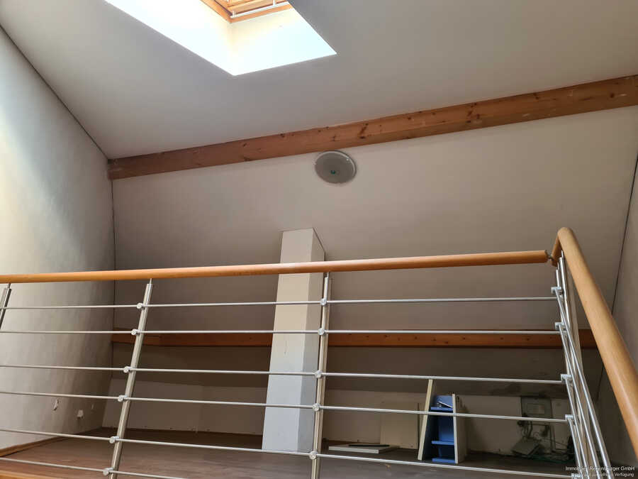 geräumige Halle mit zum Teil überdachten Hofraum, Büroräume und gr 6