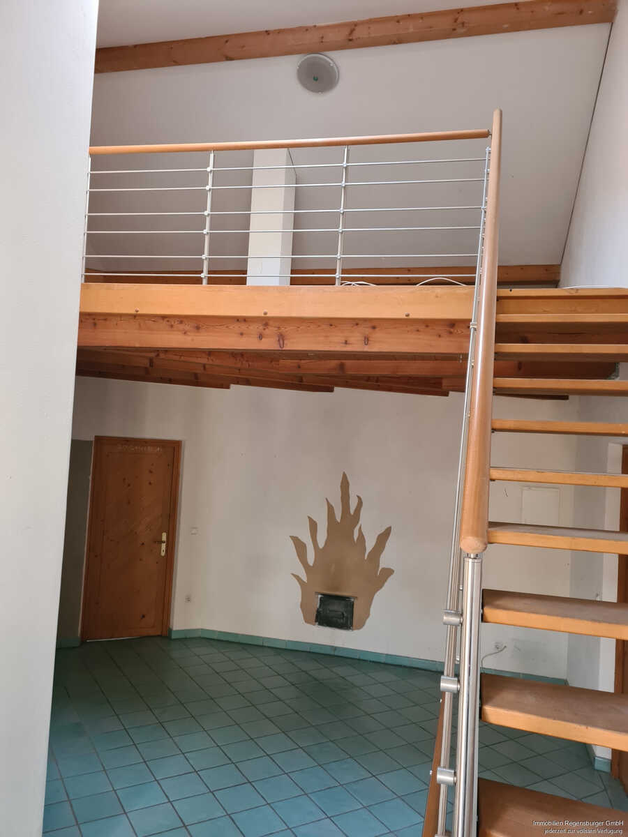 geräumige Halle mit zum Teil überdachten Hofraum, Büroräume und gr 7