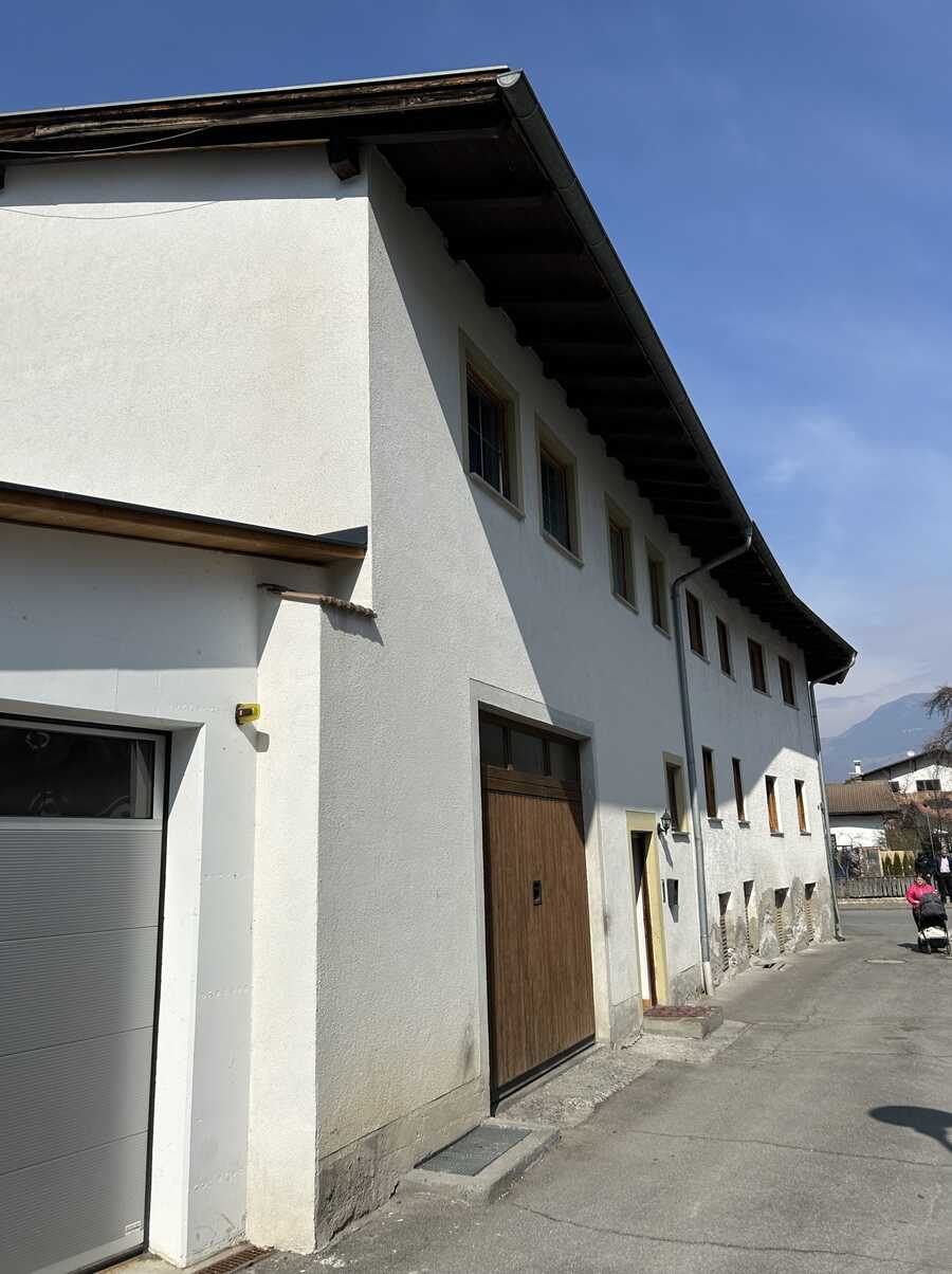 Renovierungsbedürftige Haushälfte mit 3 Wohneinheiten