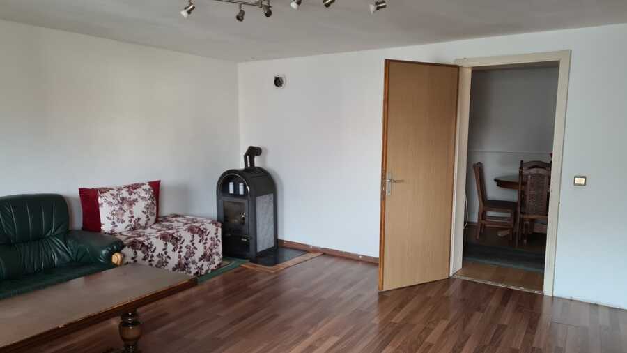 Renovierungsbedürftige Haushälfte mit 3 Wohneinheiten 4
