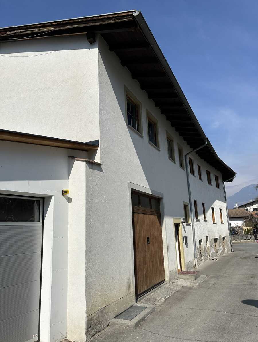 Renovierungsbedürftige Haushälfte mit 3 Wohneinheiten 6