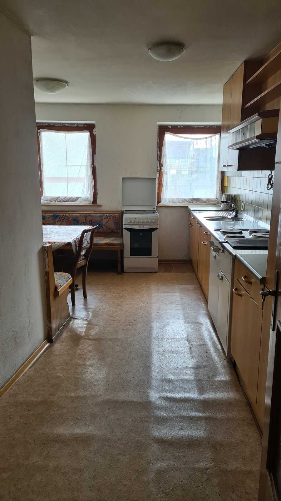 Renovierungsbedürftige Haushälfte mit 3 Wohneinheiten 7