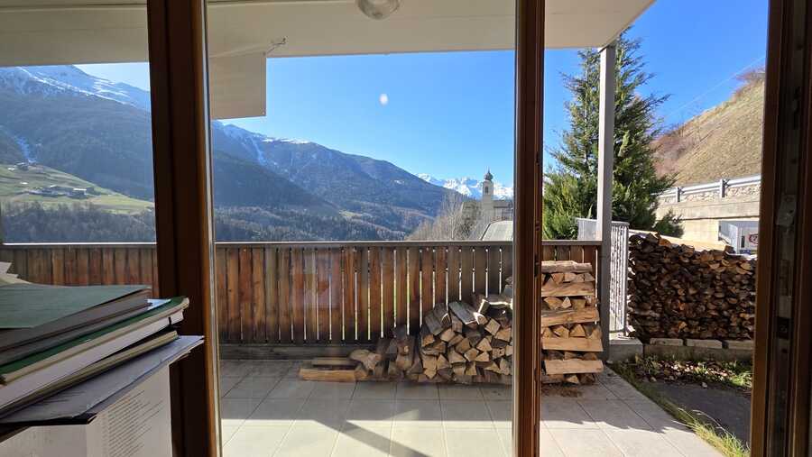 Helle Wohnung mit Terrasse & Garten mit wunderschöner Aussicht in Mat