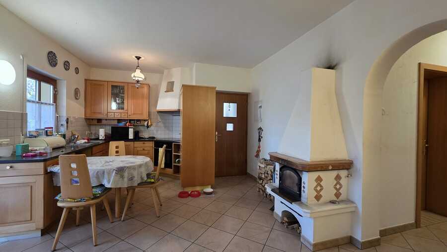 Sehr interessante 3-Zimmerwohnung mit großem Dachraum und Keller 2